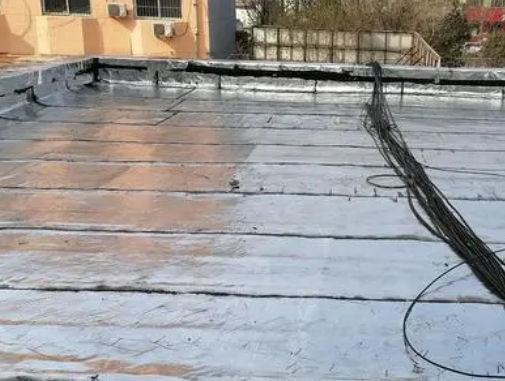 平度卫生间漏水维修公司分享下平度屋面楼顶防水刚性防水层施工要点。
